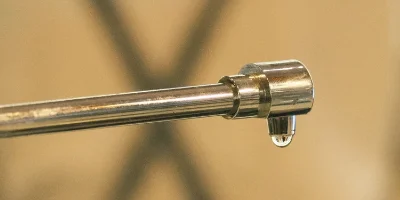 Kraan met een druppel water aan de uitloop